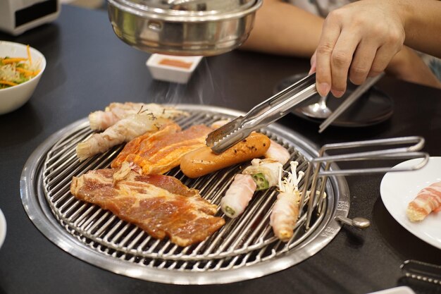 Photo high angle view of meat in plate on table