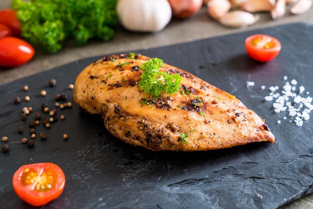 Foto vista ad alta angolazione della carne sulla tavola