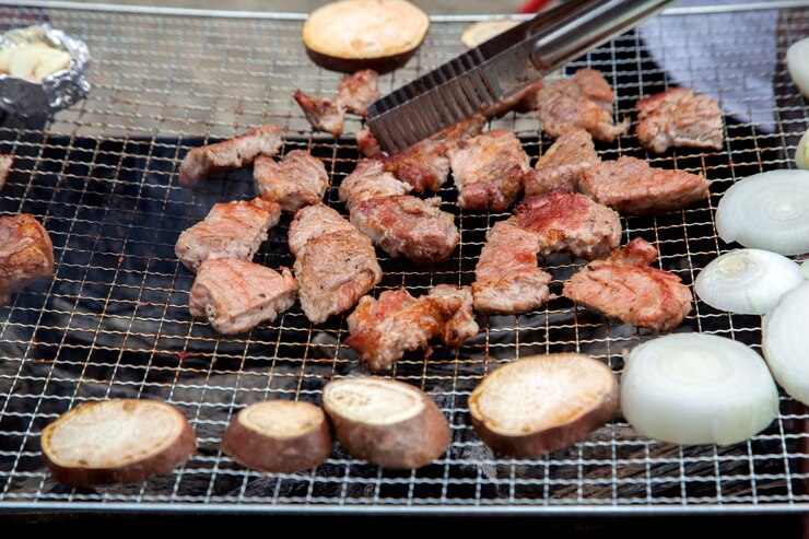 Photo バーベキューグリルの肉と野菜の調理の高角度の視点