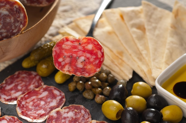 Foto vista ad alta angolazione della carne con pane piatto e olive sulla tavola