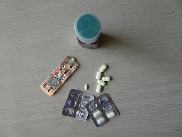 Photo high angle view of medicine bottles on table