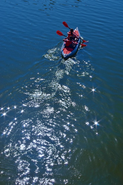 Photo high angle view of men kayaking in lake