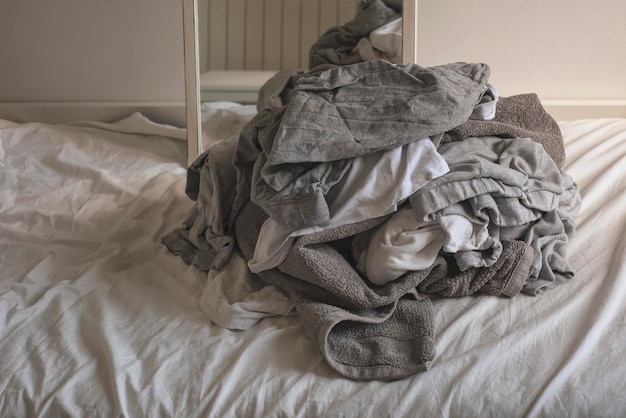 Photo high angle view of messy bed