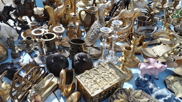 Foto vista ad alta angolazione di sculture metalliche in vendita sul mercato