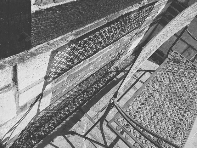 Photo high angle view of metallic bench by wall during sunny day