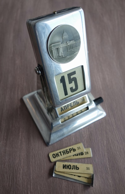 Photo high angle view of metallic calendar on table