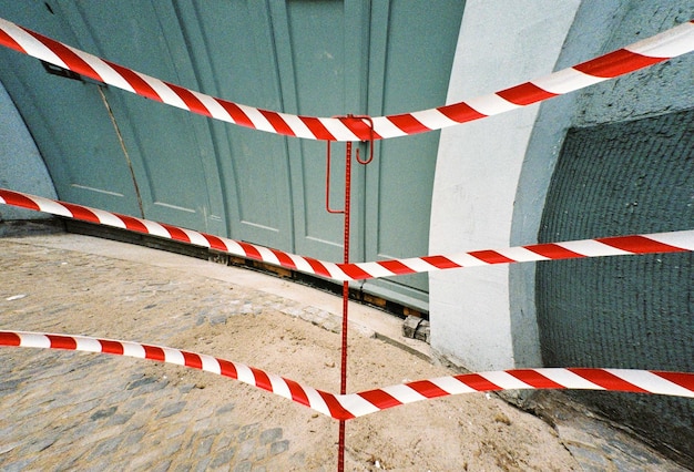 Photo high angle view of metallic fence on footpath