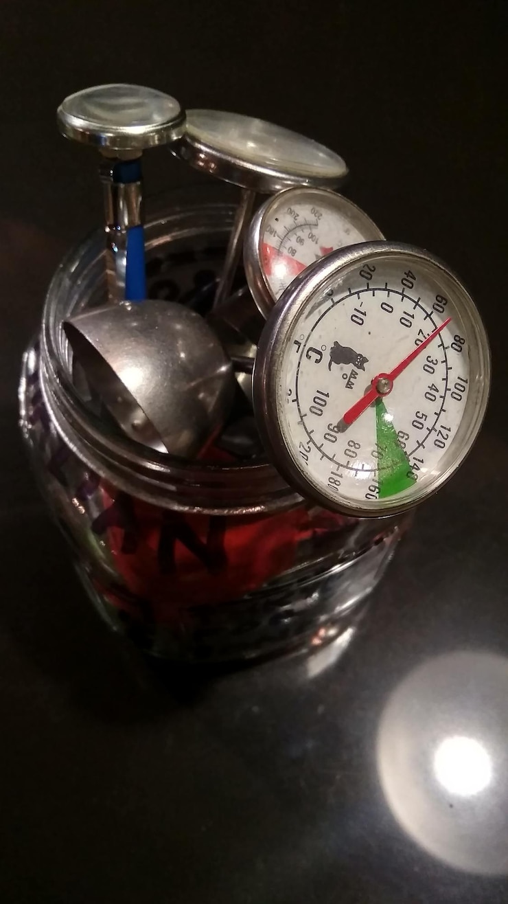 Photo high angle view of meters in glass jar on table