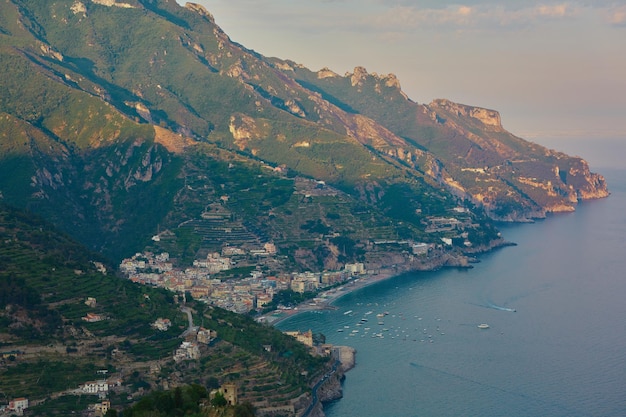 Высокий угол обзора побережья Италии Минори и Майори Амальфи