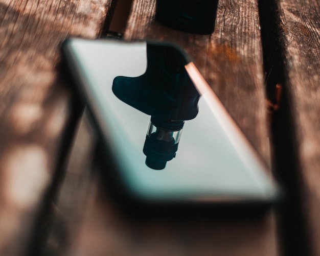 Photo high angle view of mobile phone on wood