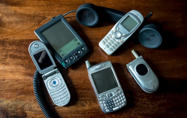 Photo high angle view of mobile phones on wooden table