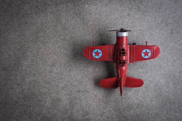 Photo high angle view of model airplane on table