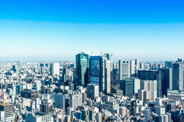 青い空を背景に近代的な建物の高角度の景色