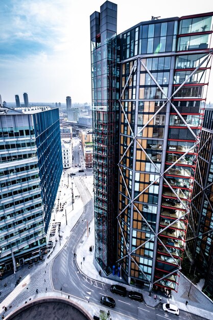 Foto vista ad alta angolazione di edifici moderni contro il cielo in città durante una giornata di sole