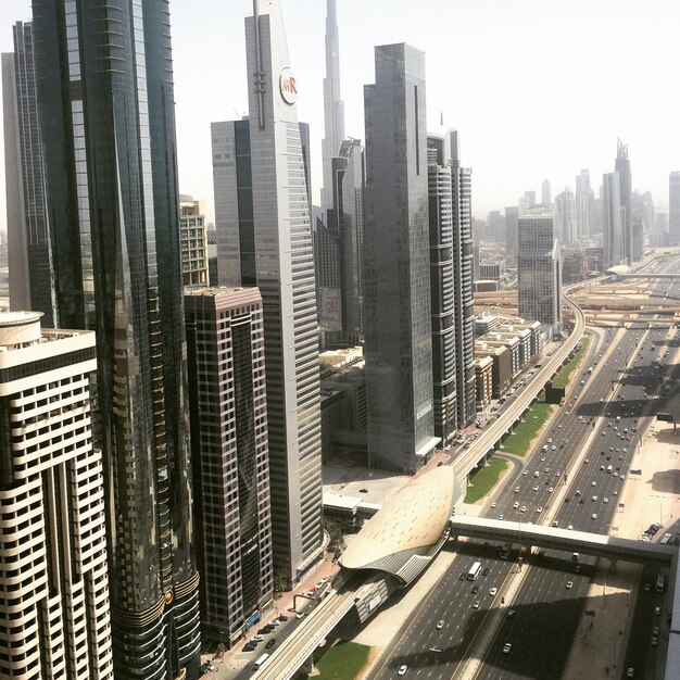 Foto vista ad alto angolo di edifici moderni per strada in città