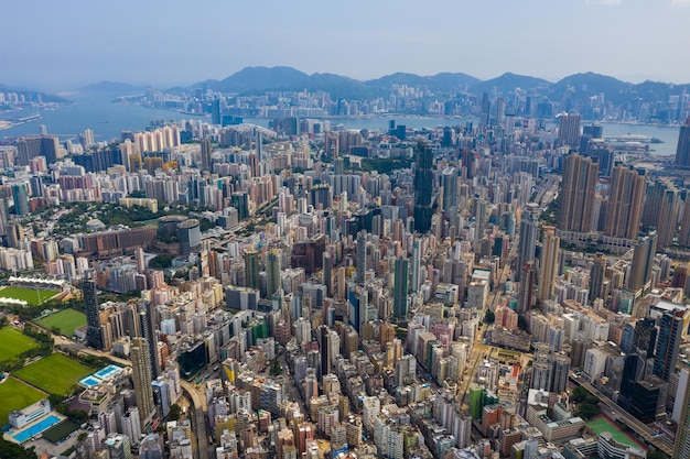 空に向かって都市の近代的な建物の高角度の景色