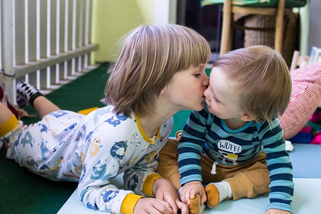 Foto vista ad alto angolo di madre e figlia a casa