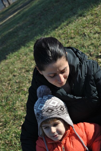 Foto vista ad alta angolazione di madre e figlio sul campo