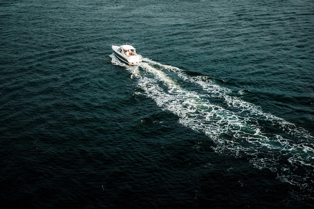 Photo high angle view of motorboat sailing in sea