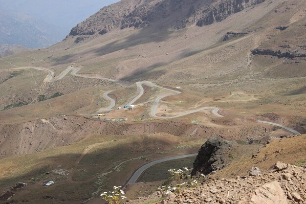 Foto vista ad alto angolo della strada di montagna