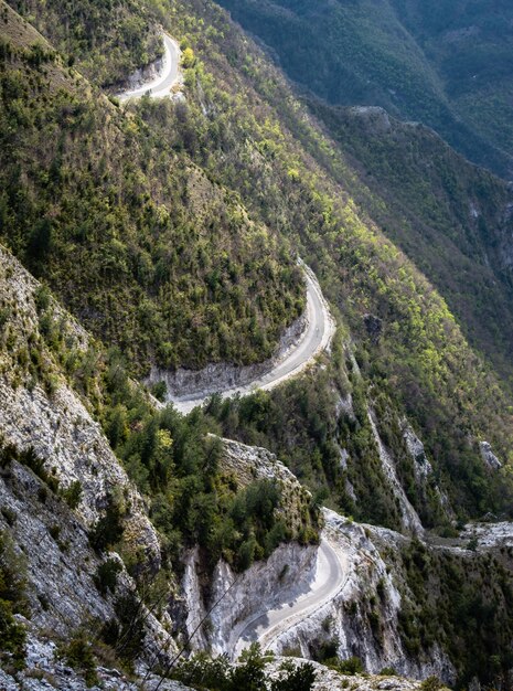 Foto vista ad alto angolo della strada di montagna