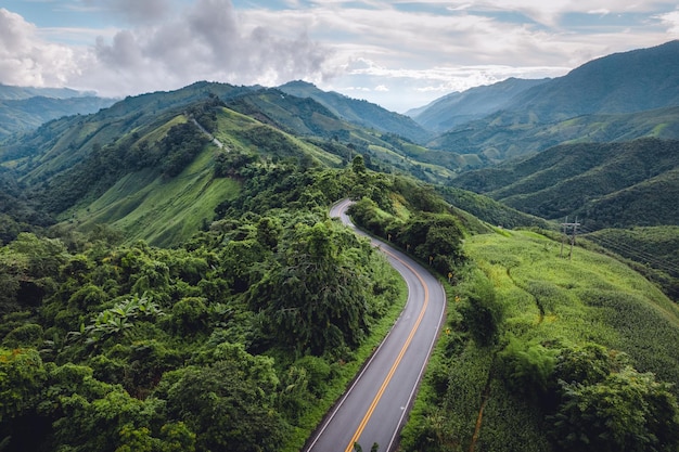 Montagna e roadnan tailandia di alto angolo di vista