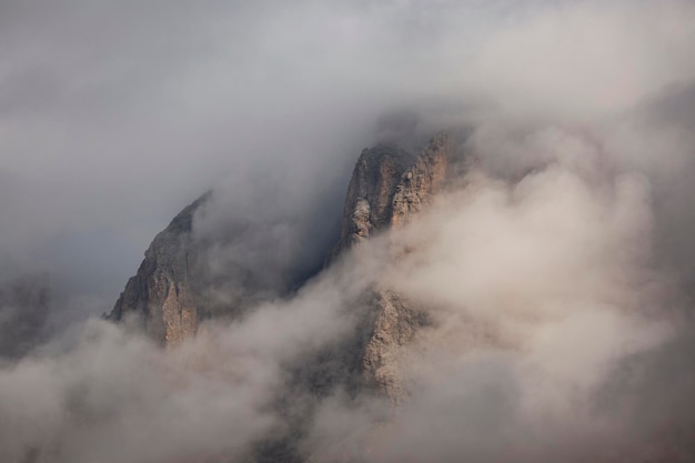 霧の天候で山の高角度の景色