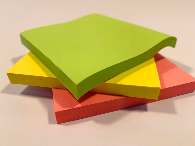 Photo high angle view of multi colored adhesive notes on table