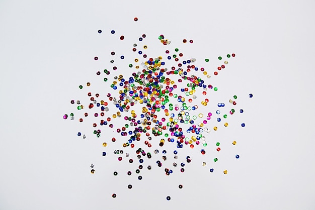 Высокоугольный вид многоцветных воздушных шаров на белом фоне