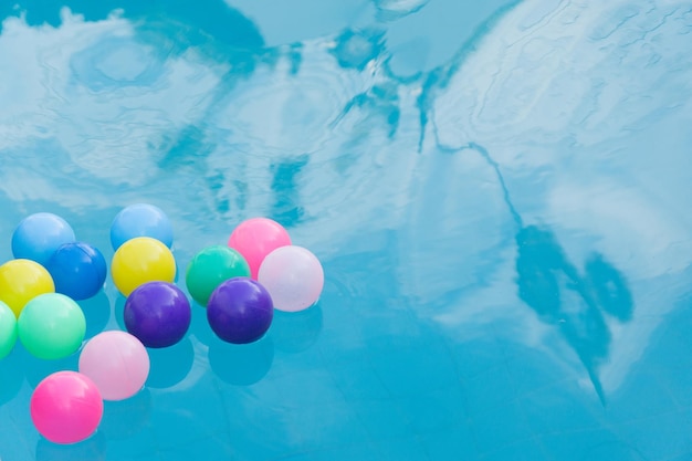 Foto vista ad alto angolo di palloncini multicolori nella piscina