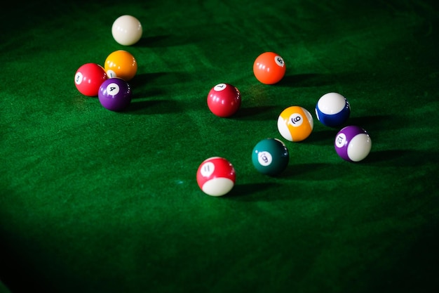 Photo high angle view of multi colored balls on table