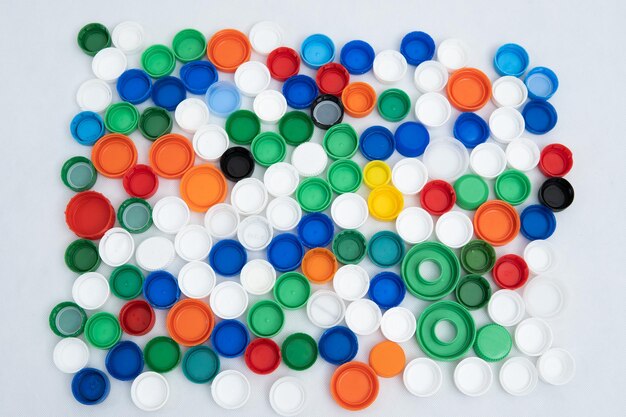 Photo high angle view of multi colored bottle caps on table