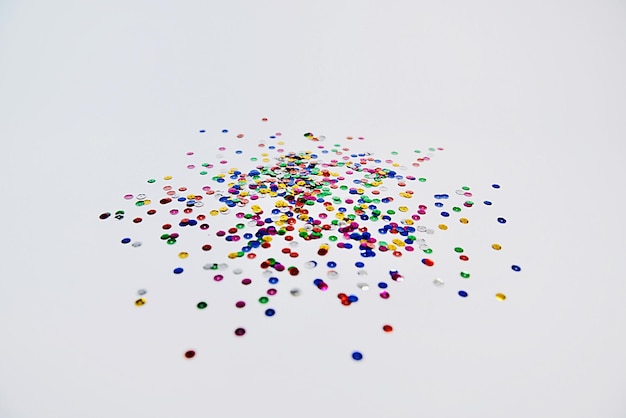 Foto vista ad alto angolo di caramelle multicolori sullo sfondo bianco