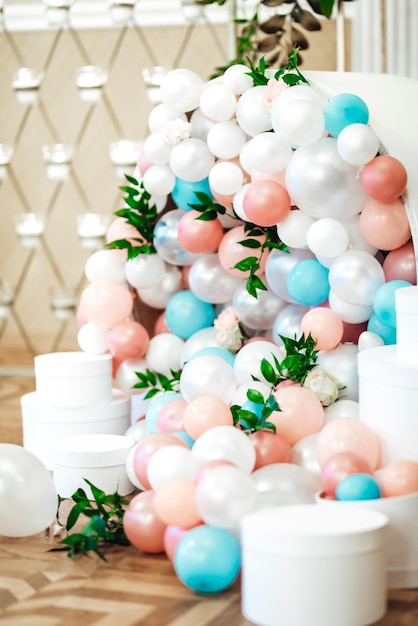 Photo high angle view of multi colored candies in container on table