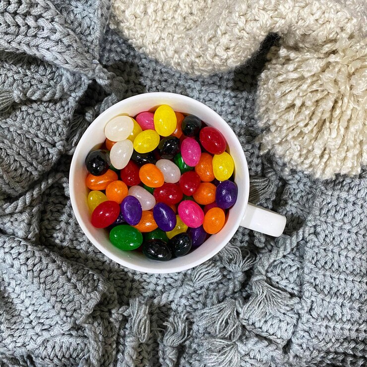Photo high angle view of multi colored candies in plate