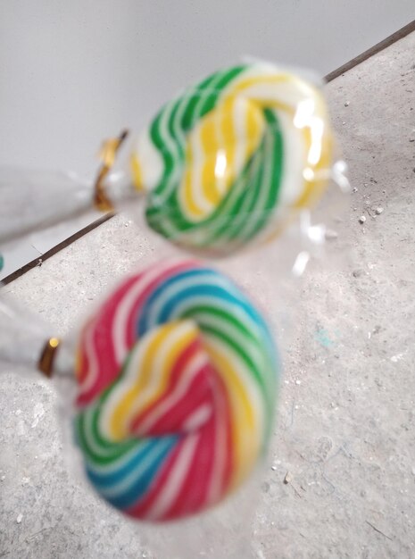 Foto vista ad alto angolo di caramelle multicolori sul tavolo