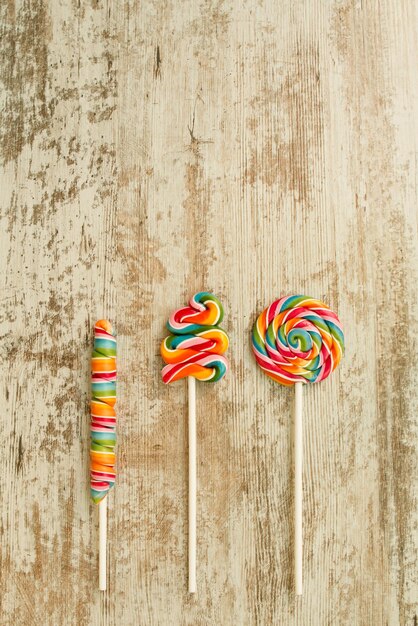 Photo high angle view of multi colored candies on table