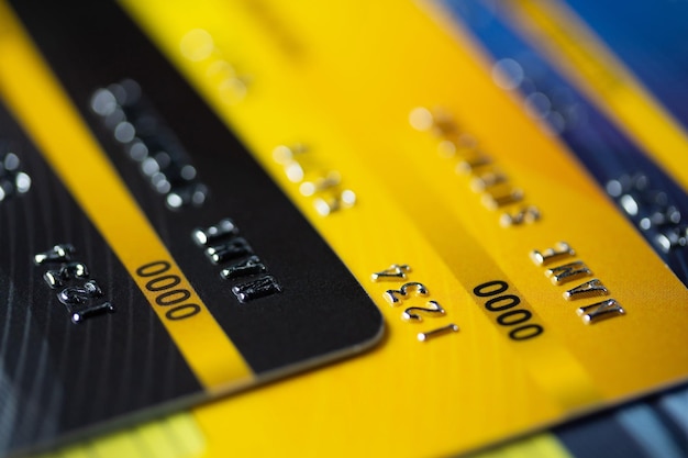 Высокоугольный вид многоцветных кредитных карт с цифрами и текстом