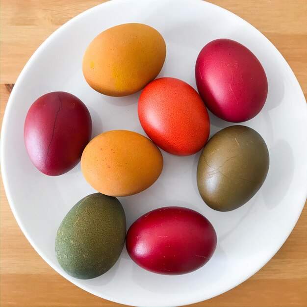 Photo high angle view of multi colored eggs on table