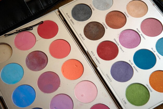 Photo high angle view of multi colored eyeshadow palette on table