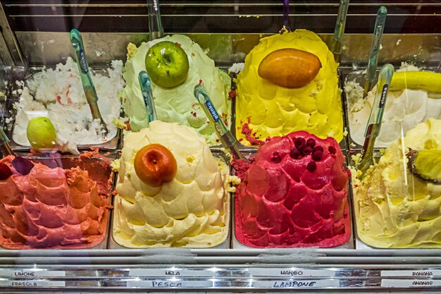 Foto vista ad alto angolo di sapori di gelati multicolori con frutta