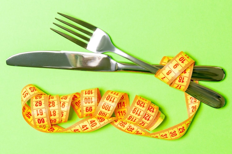 Photo high angle view of multi colored measure tape on table  measuring food concepts with copy space