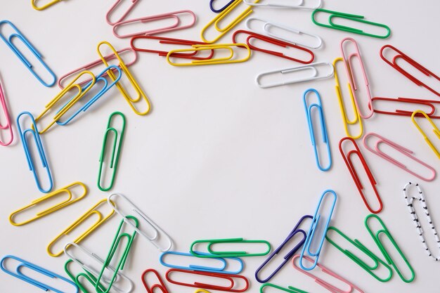 Photo high angle view of multi colored paper clips on table