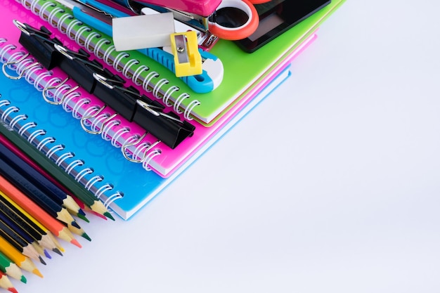 Photo high angle view of multi colored pencils and books on table