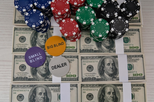Foto vista ad alto angolo di fiches da poker multicolori e valuta cartacea sul tavolo