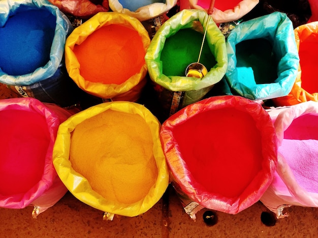 Foto vista ad alto angolo di rangoli multicolori in vendita sul mercato