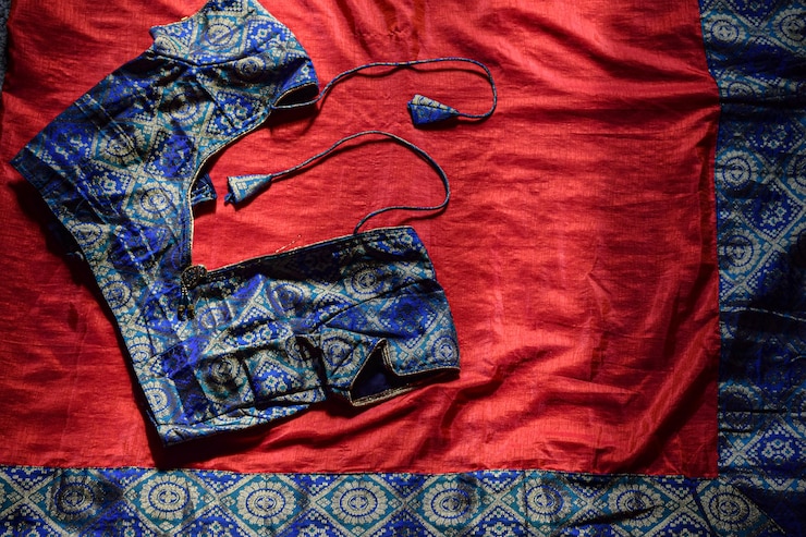 Photo high angle view of multi colored umbrella on bed