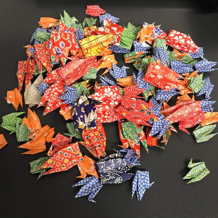 Photo high angle view of multi colored umbrellas on paper