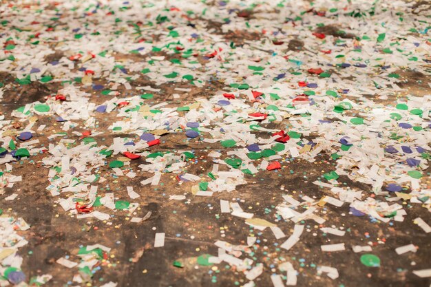 Foto vista ad alto angolo di confetti multi su strada