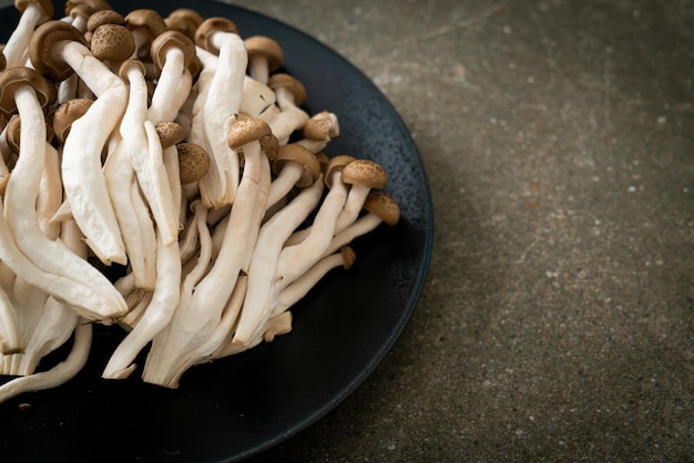 Photo high angle view of mushrooms in bowl on table